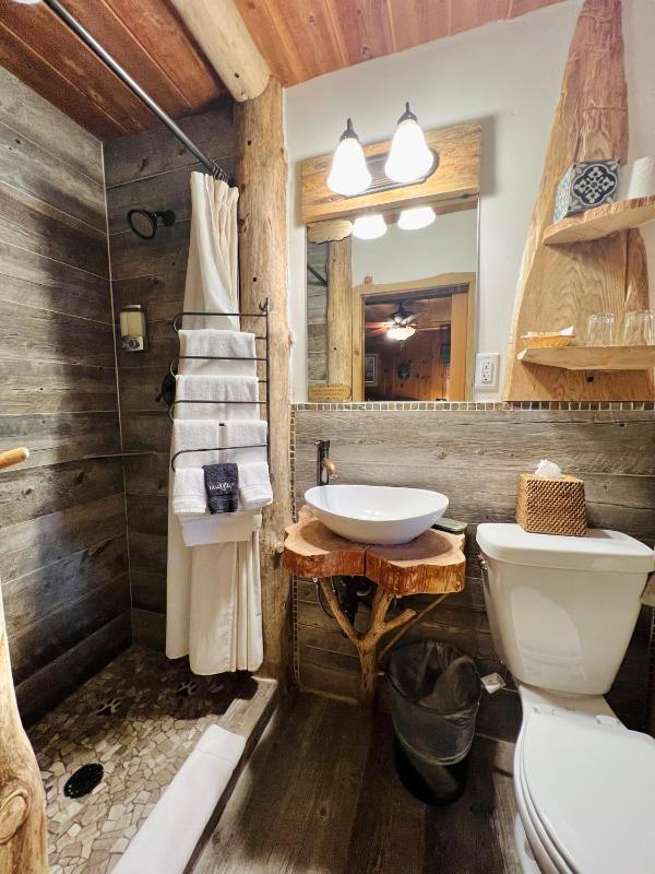 King Studio - Hunters Hideout image 2