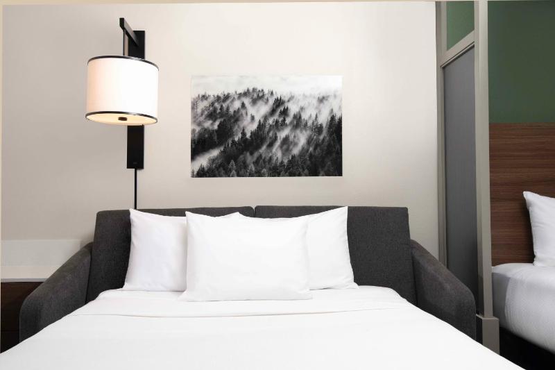 Queen Room with Two Queen Beds and Sofa Bed - High Floor image 4