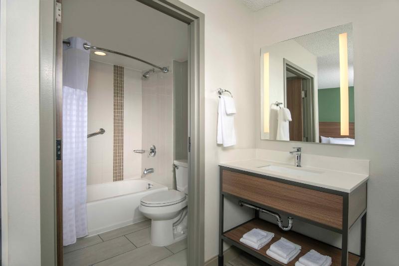 Queen Room with Two Queen Beds and Sofa Bed - High Floor image 2
