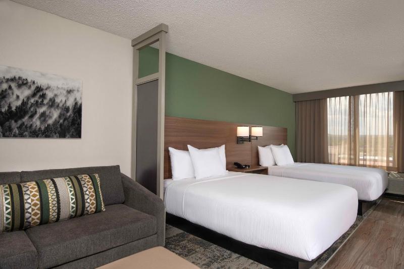 Queen Room with Two Queen Beds and Sofa Bed - High Floor image 3