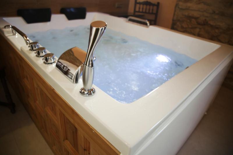 Deluxe Suite with Spa Bath image 3