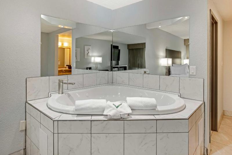 King Room with Spa Bath image 4