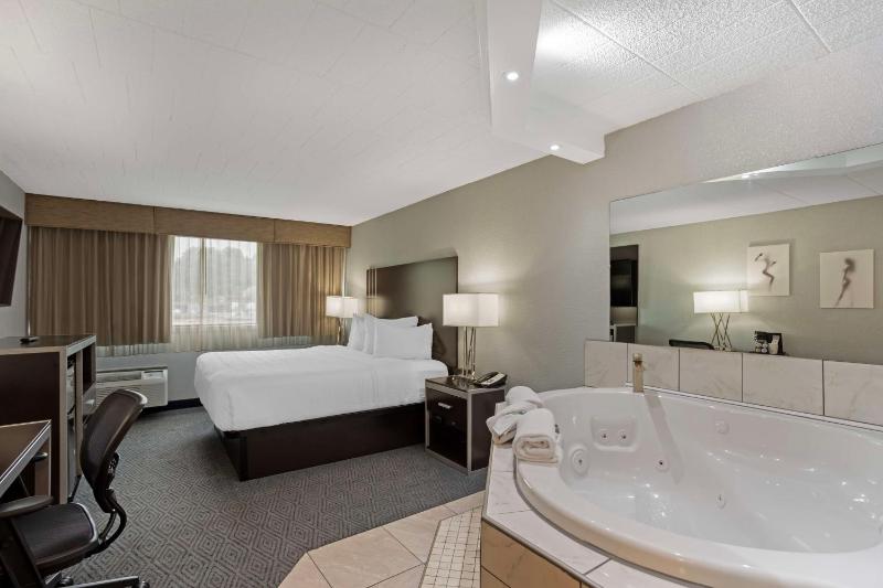 King Room with Spa Bath image 2