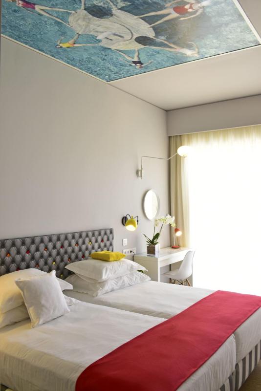 Deluxe Double or Twin Room with Pool View image 2