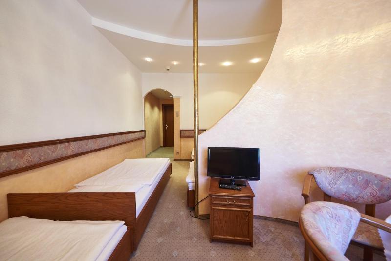Quadruple Room image 4