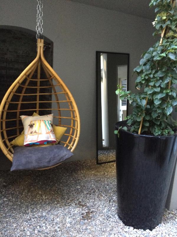 One-Bedroom Courtyard Apartment image 4