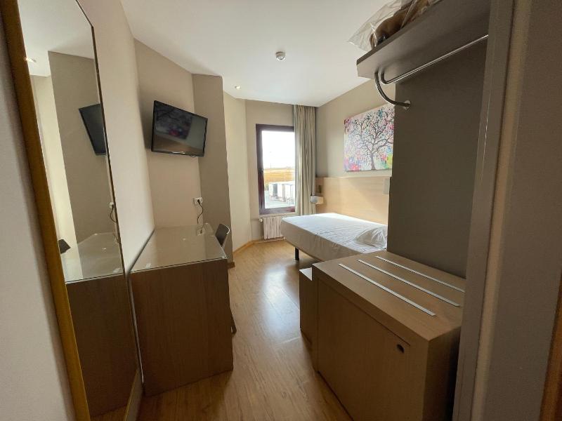 Single Room image 4