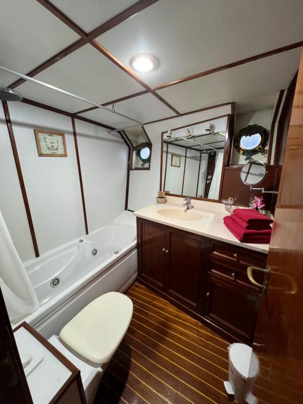 Superior Cabin on Boat (2 adults) image 4