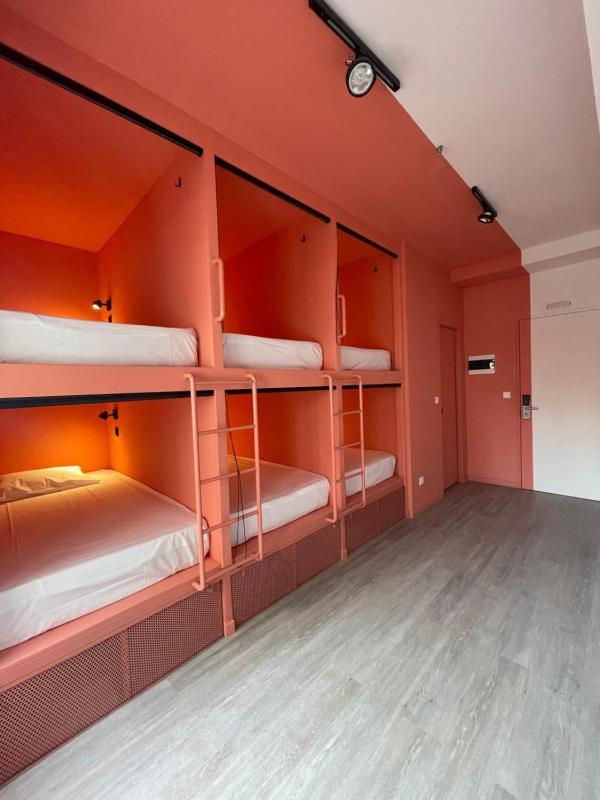 Bed in 8-Bed Mixed Dormitory Room image 4