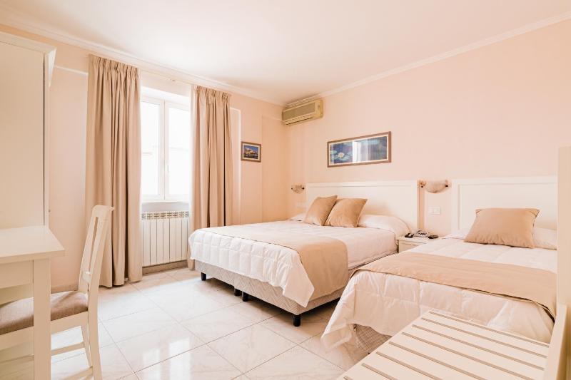 Quadruple Room image 1