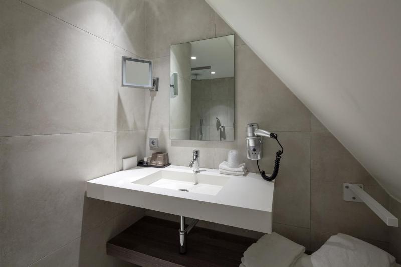 Superior Triple Room image 3