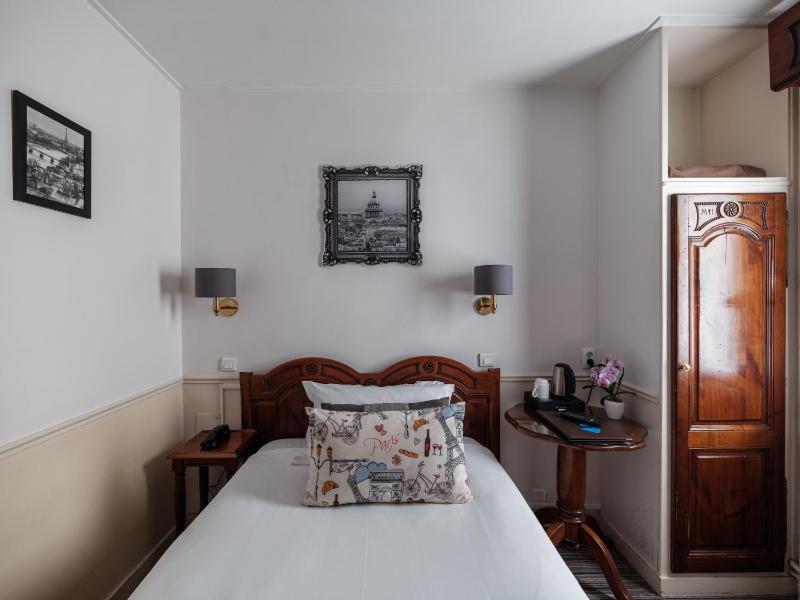 Small Single Room image 3