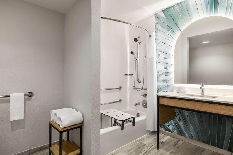 King Room with BathTub - Disability Access  image 3