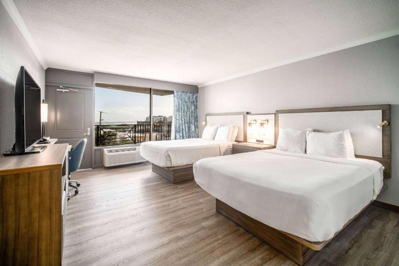Queen Room with Two Queen Beds and Balcony - Ocean/Pool View - Non-Smoking image 2