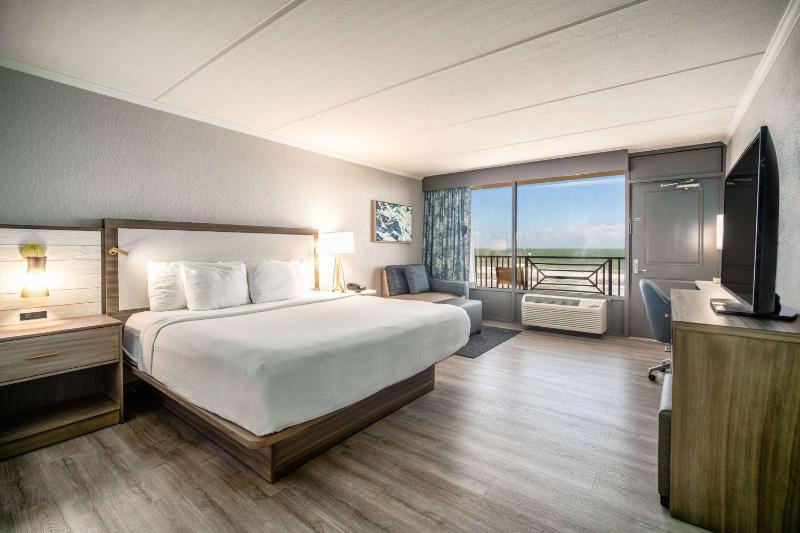 King Room with Balcony - Ocean/Poolview - Non-Smoking image 2