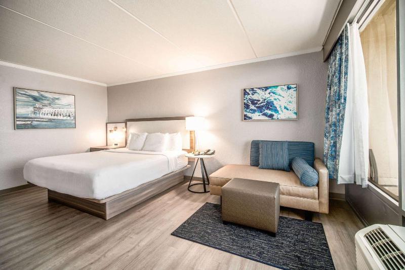 Oceanfront King Room with Sofa Bed and Balcony - Non-Smoking image 2