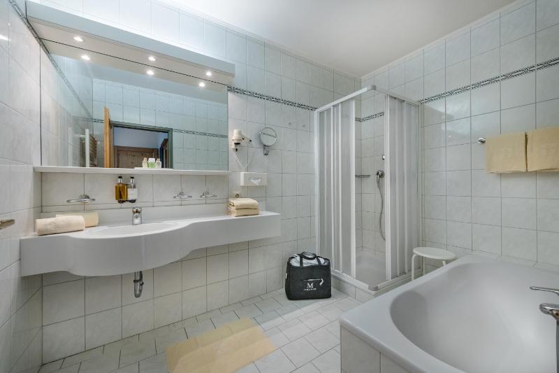 Deluxe Double Room with Balcony image 2