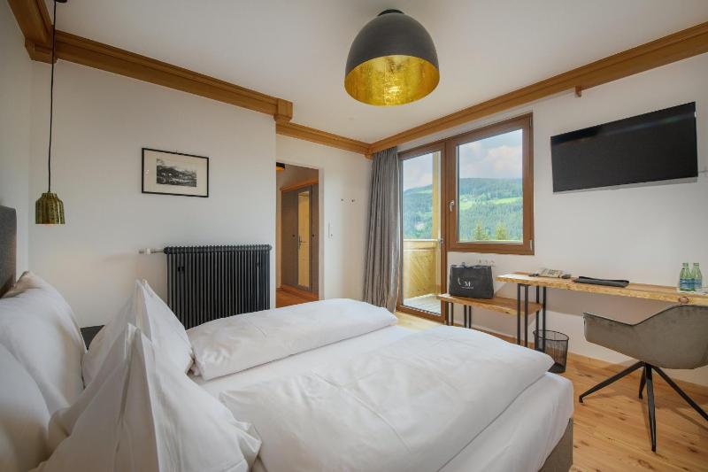 Double Room with Balcony image 2