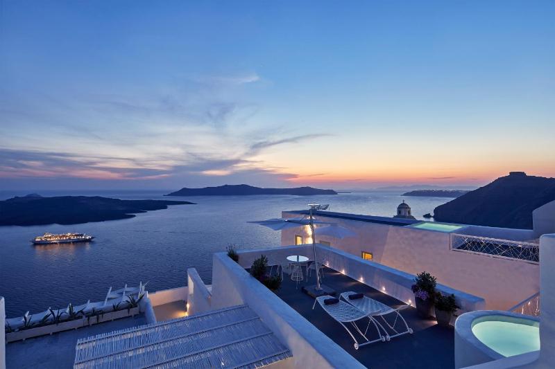 Honeymoon Executive Suite with Hot Tub and Caldera View image 1