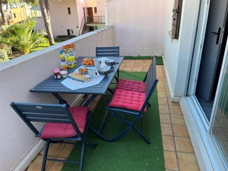 Superbe T2 avec piscine, parking privé et terrasse, proche du village naturiste et du port - FR-1-749-17 Images