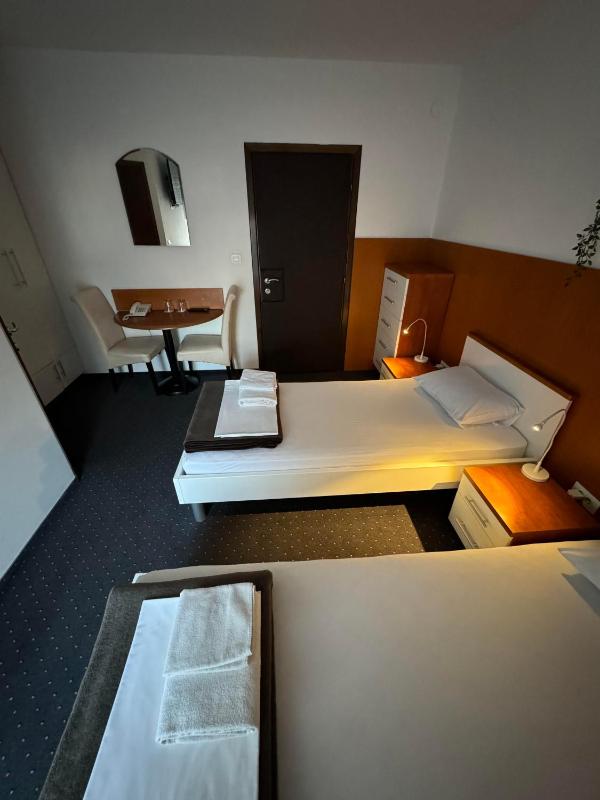 Standard Twin Room image 3