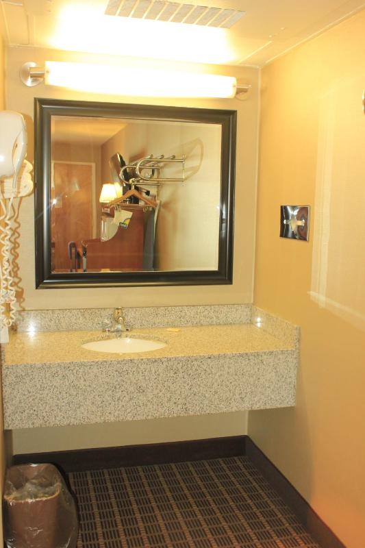 Studio Suite with Three Queen Beds - Non-Smoking image 3