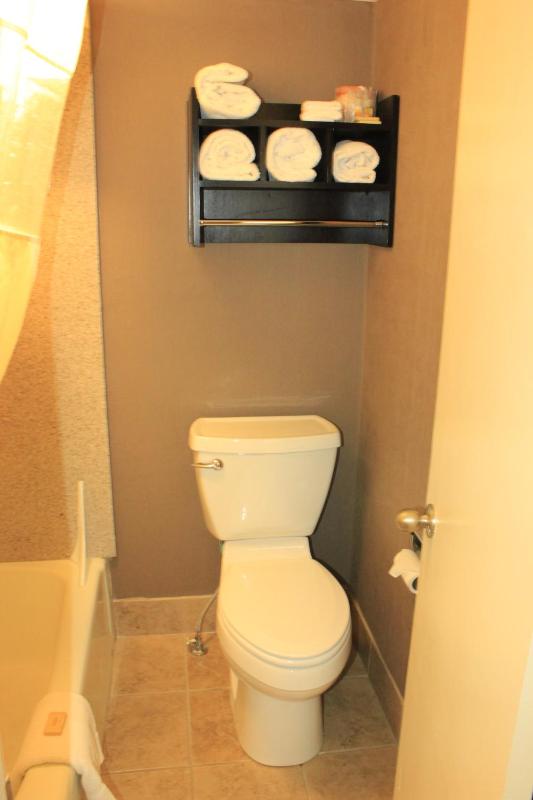 Queen Room with Two Queen Beds - Non-Smoking image 2