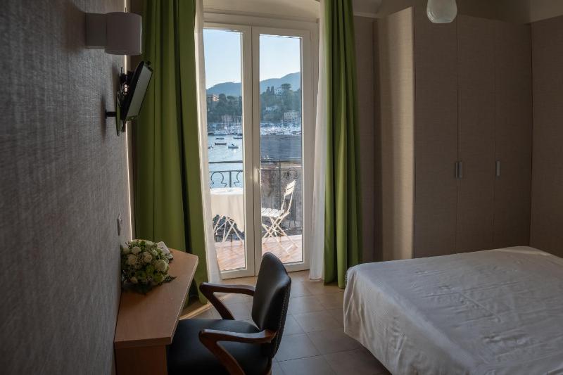 Double Room with Sea View image 4