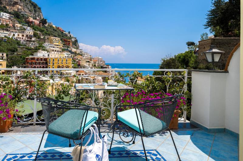 Deluxe Double Room with Sea View image 3