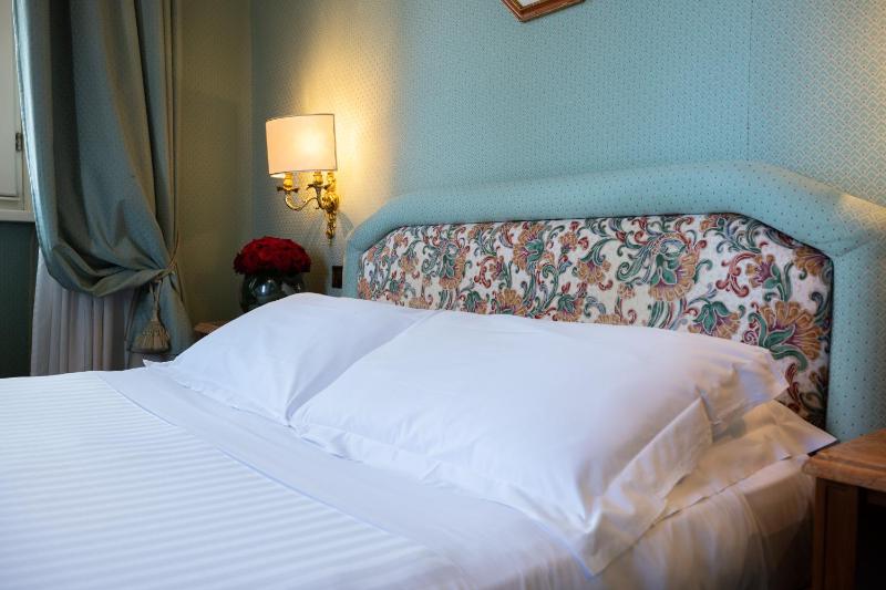 Classic Double or Twin Room image 4