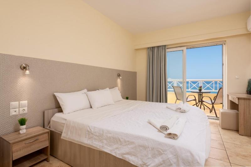 Superior Double Room with Sea View image 4