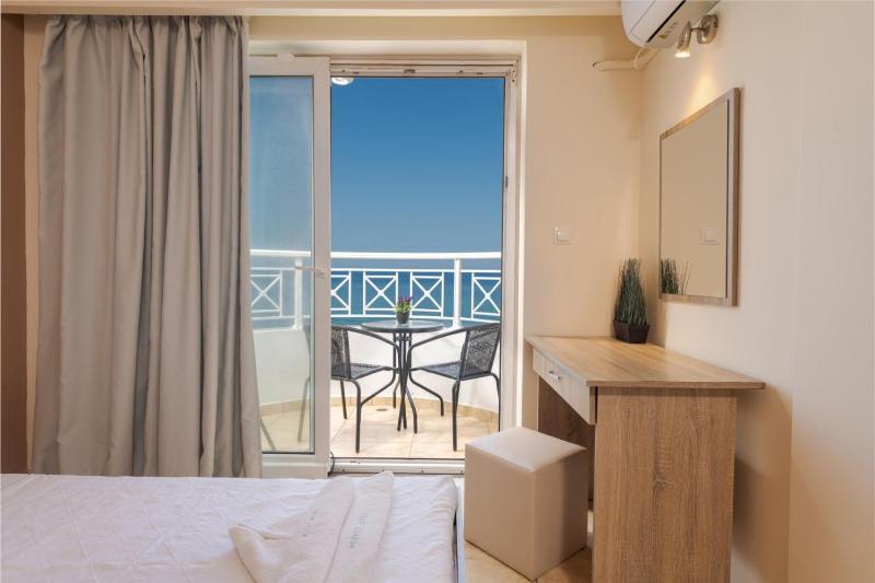 Superior Twin Room with Sea View image 1