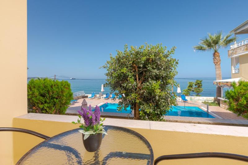 Superior Double Room with Sea View image 3