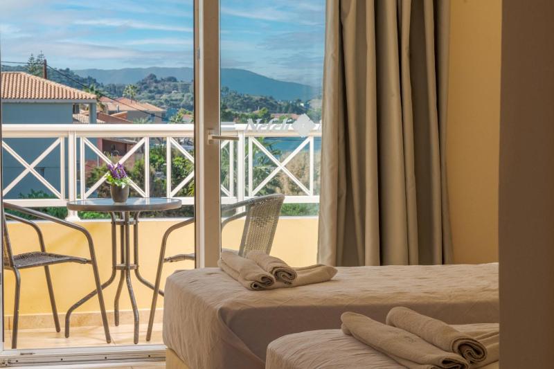 Triple Room with Pool View image 3