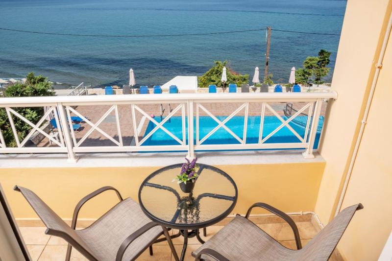 Superior Double Room with Sea View image 2