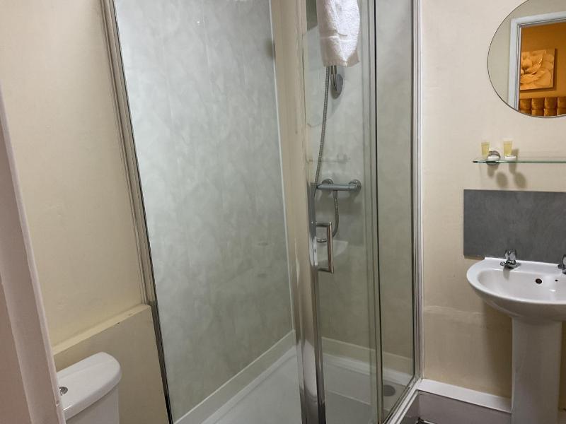 Twin Room image 4