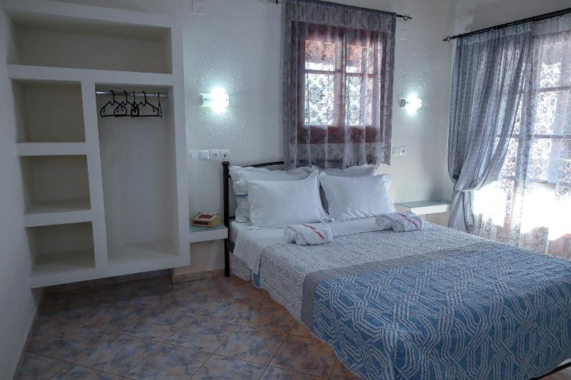 Double Room with Partial Sea View image 4