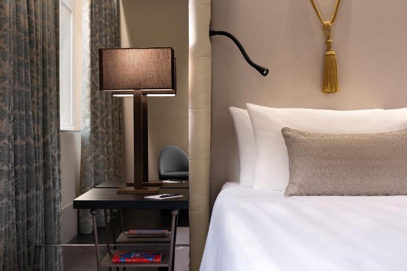 Junior King Suite with Urban View image 1