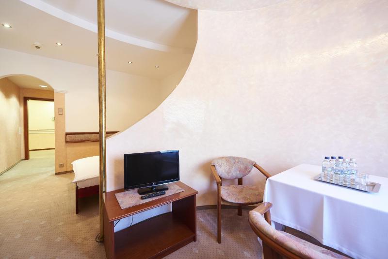 Quadruple Room image 2