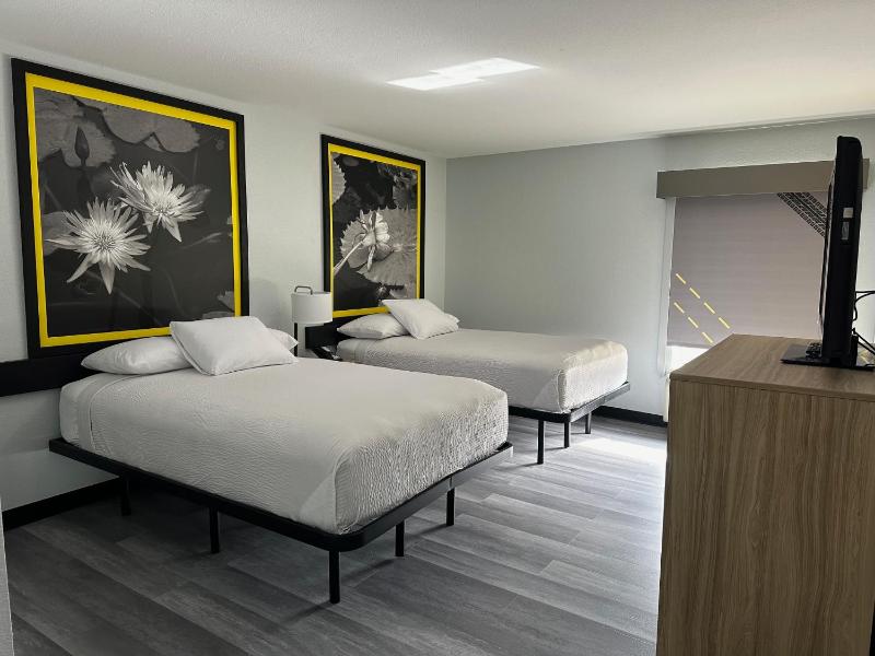 Double Room with Two Double Beds and Bath Tub - Mobility/Hearing Accessible - Non-Smoking image 4