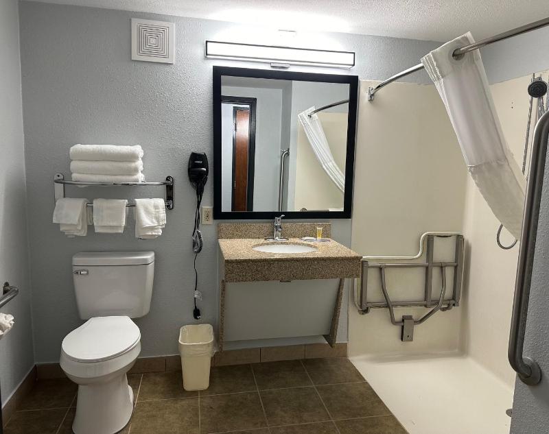 Doube Room with Two Double Beds and Roll-In Shower - Mobility/Hearing Accessible - Non-Smoking image 4