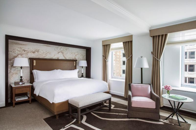Avenue View room, 1 King Bed image 3
