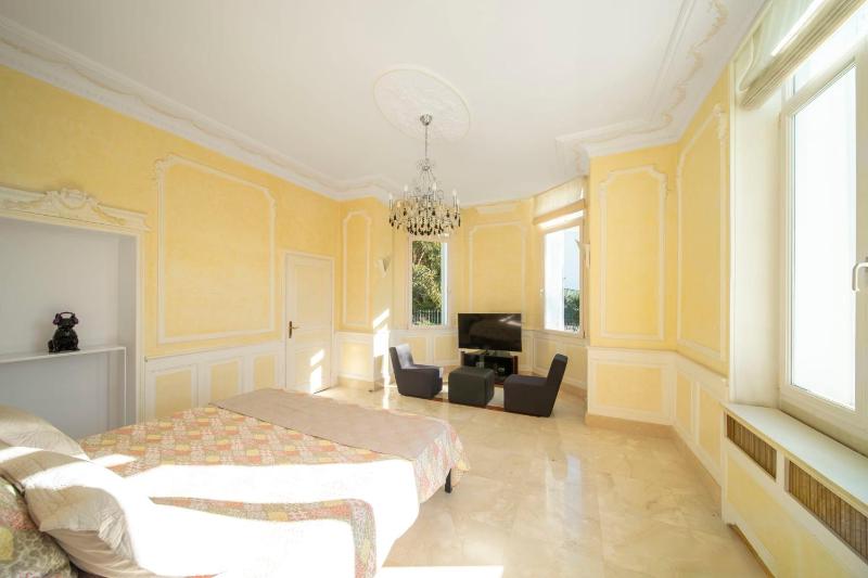 REF 1981 - Cannes Center - Particular town house for rent - image 3