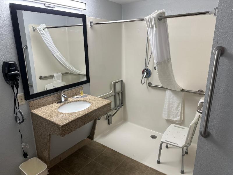 Doube Room with Two Double Beds and Roll-In Shower - Mobility/Hearing Accessible - Non-Smoking image 2