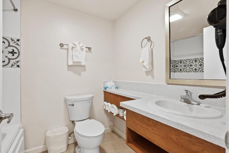 Queen Room image 2