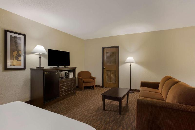 Queen Suite with Two Queen Beds - Non-Smoking image 4