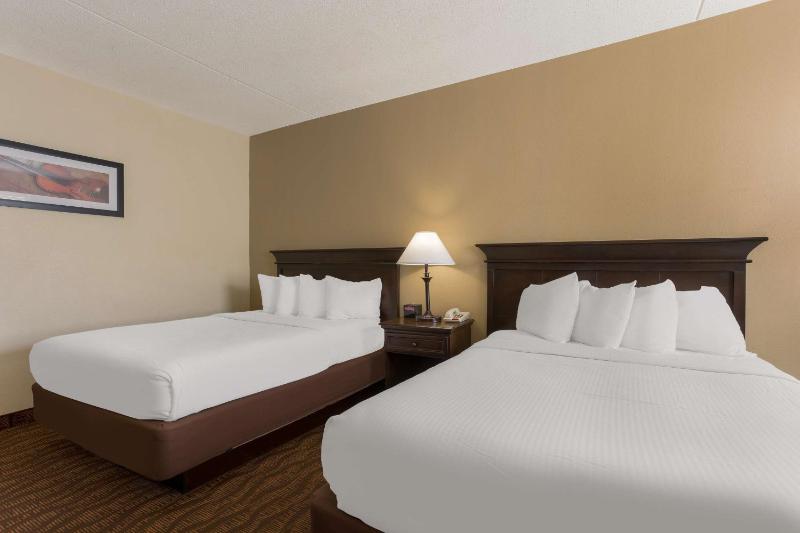 Queen Room with Two Queen Beds - Non-Smoking image 4