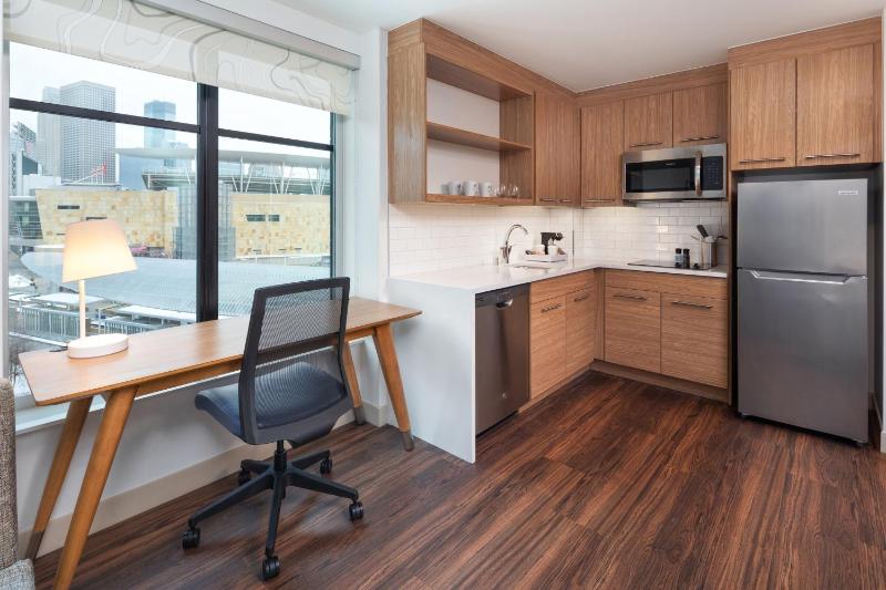 1 Bedroom Suite, 1 King, Sofa bed image 4