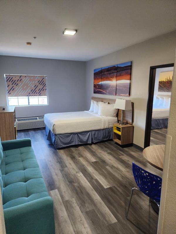 Suite One Bedroom with Three Queen Beds - Non-Smoking image 4