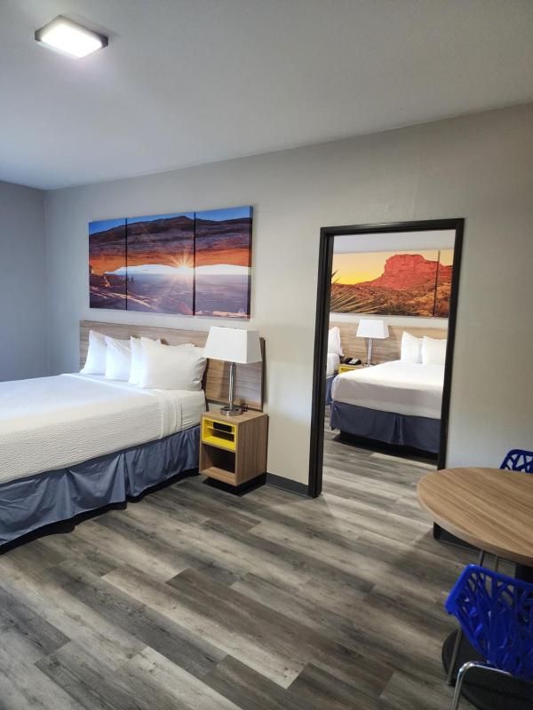 Suite One Bedroom with Three Queen Beds - Non-Smoking image 3